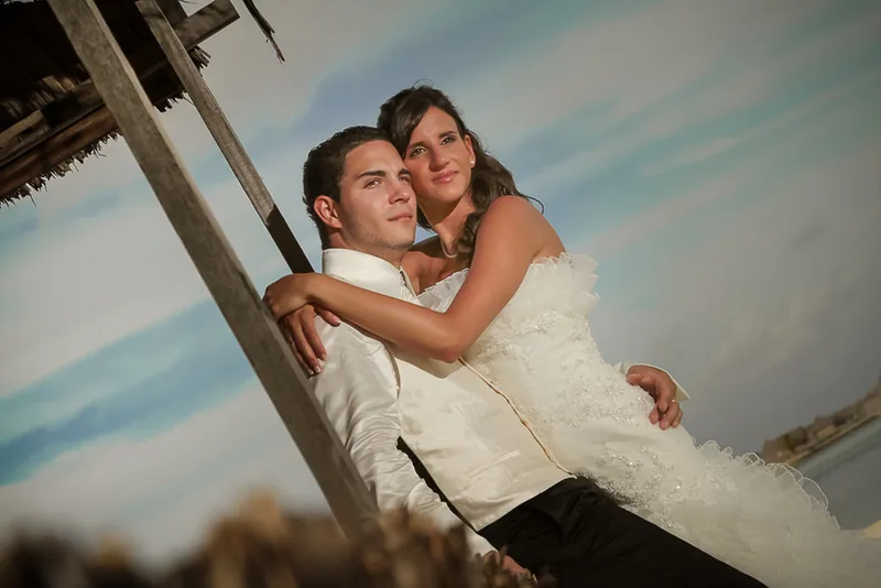 Malediven Destination Wedding – Brautpaar Hand in Hand