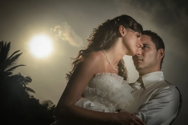 Hochzeitsfotograf Malediven – romantischer Moment am Meer