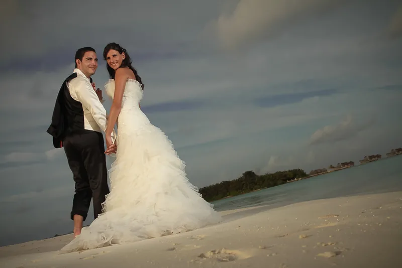Hochzeit auf den Malediven – Brautkleid im Wind