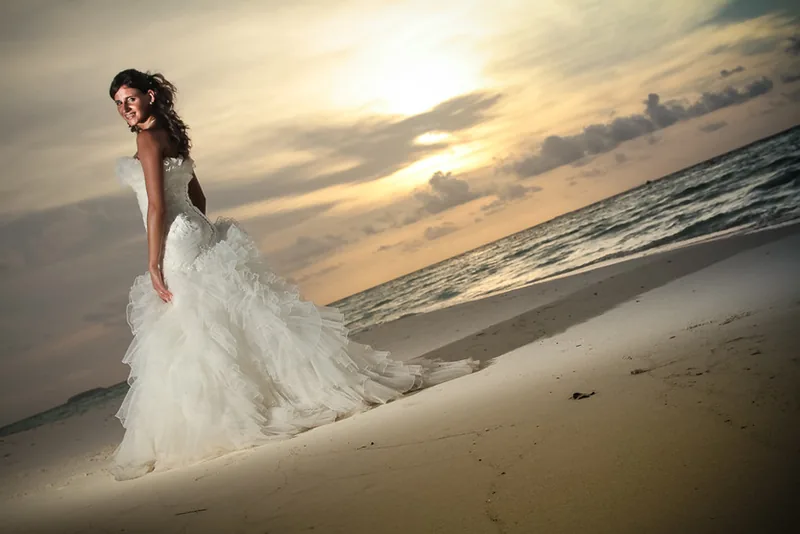 Malediven Hochzeit – Brautpaar barfuß im Wasser